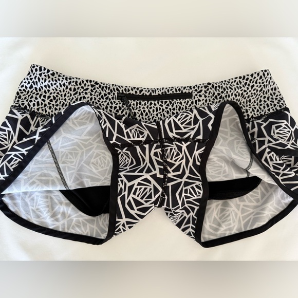 Lululemon Run: Speed Short‎ *2-way Stretch Pretty Palm Black Angel Wing / Black - Picture 5 of 10